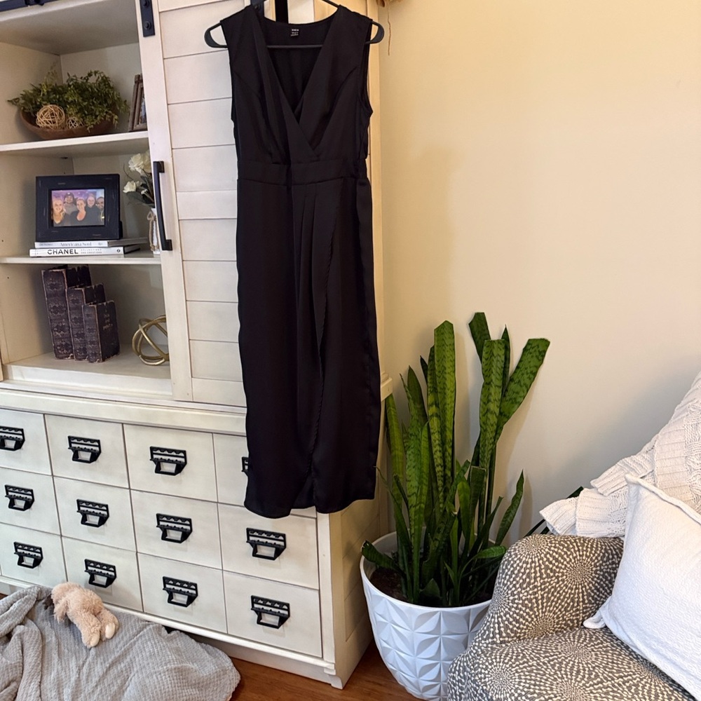 Sleeveless Black V-Neck Satin dress